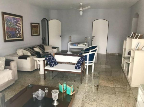 Amplo apartamento, moderno, ventilado, impecável.